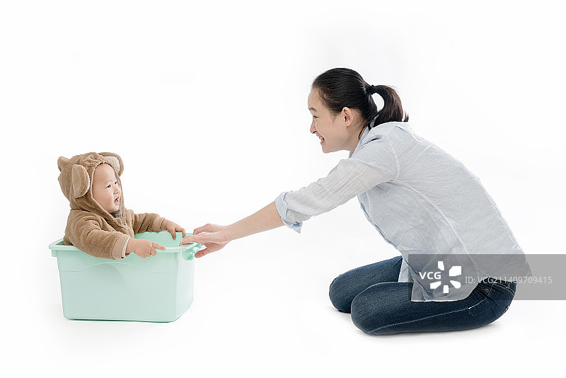 妈妈和宝宝一起玩耍图片素材