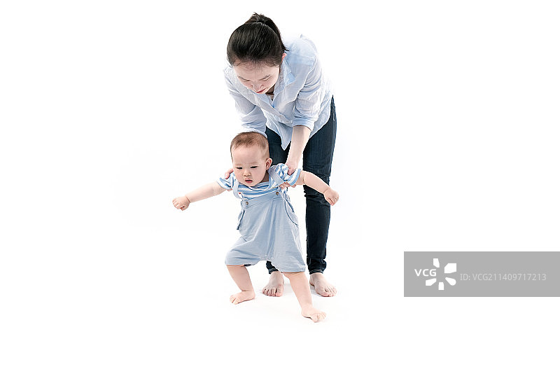 妈妈教宝宝走路图片素材