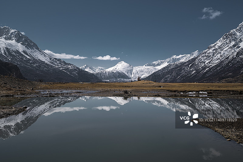 上然乌一隅的倒影图片素材
