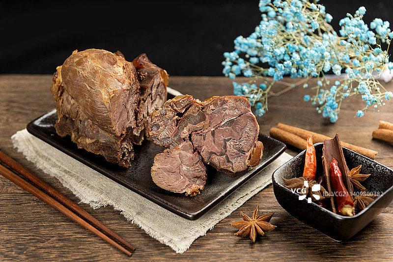 一盘酱牛肉摆放在木桌面上特写图片素材