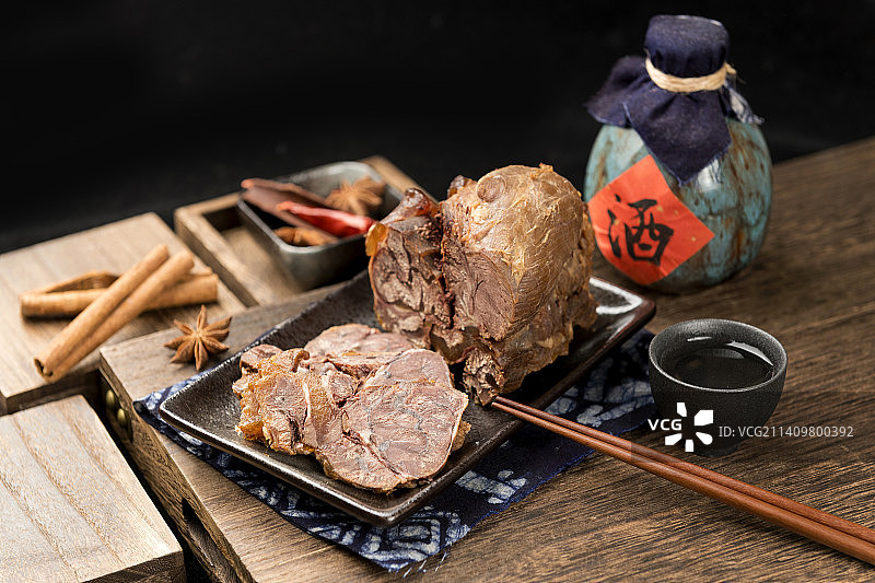 一盘酱牛肉摆放在木桌面上特写图片素材