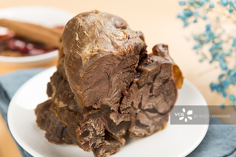 一盘酱牛肉摆放在暖色背景上特写图片素材