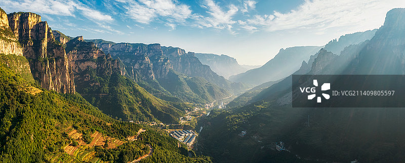 山西省长治市平顺县南太行（神龙湾景区）阱底村夏季户外风光航拍视角图片素材