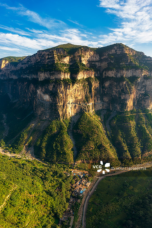 山西省长治市平顺县南太行（井底挂壁公路）神龙湾挂壁公路夏季户外风光航拍视角图片素材