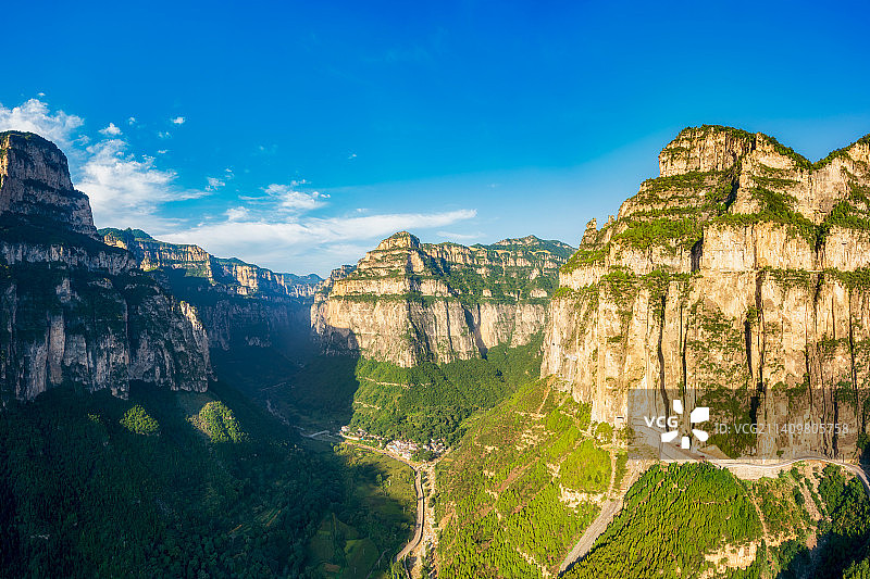 山西省长治市平顺县南太行（井底挂壁公路）神龙湾挂壁公路夏季户外风光航拍视角图片素材