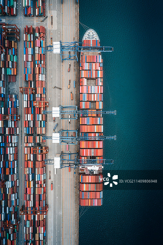 广东深圳盐田港航拍集装箱码头装卸工作图片素材