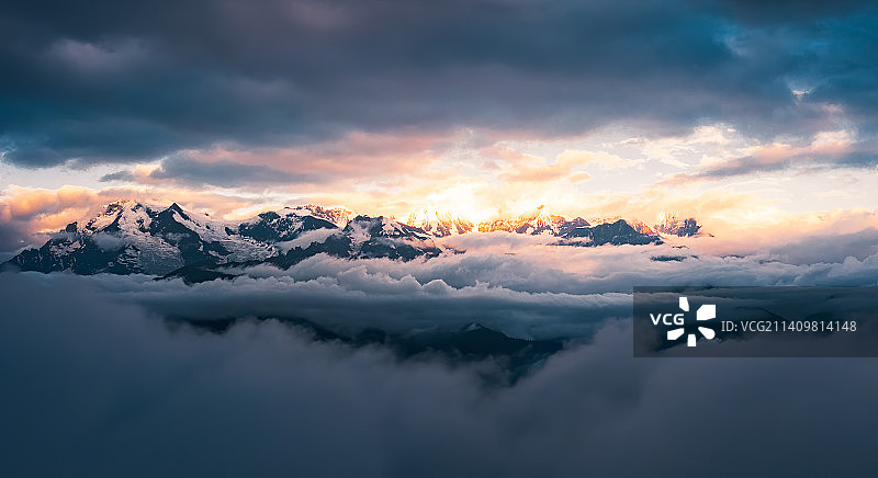 云南省梅里雪山日照金山航拍风光图片素材