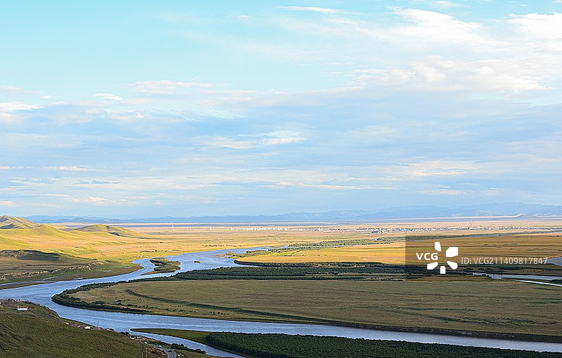 蓝天白云下的四川若尔盖黄河九曲第一湾图片素材