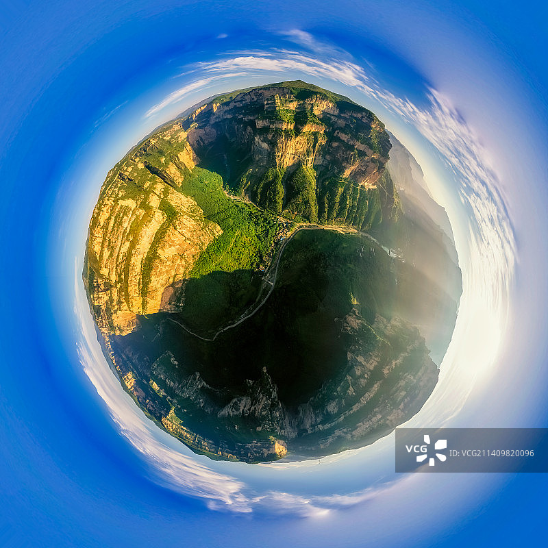 山西省长治市平顺县南太行（井底挂壁公路）神龙湾挂壁公路夏季户外风光星球小行星360度高空航拍图片素材