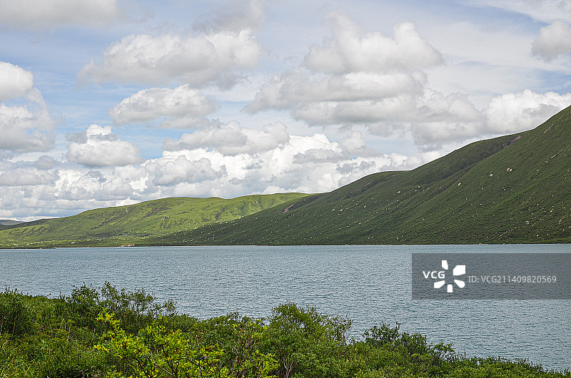 蓝天白云下的青海果洛年保玉则仙女湖图片素材