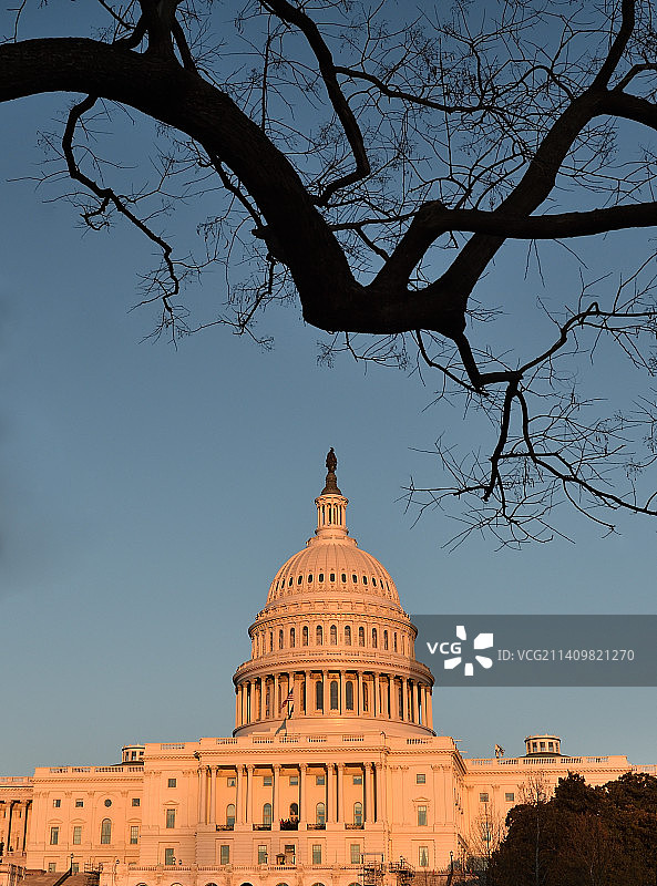 落日余晖下的美国华盛顿国会大厦图片素材