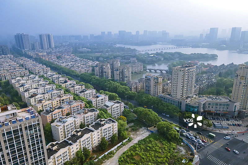 航拍晨雾中的南京江宁百家湖和周边环境风光图片素材