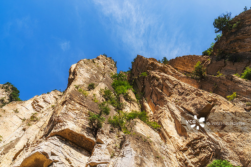 南太行山西省长治市平顺县阱底村太行山（井底挂壁公路）神龙湾挂壁公路夏季户外风光正下方视角图片素材