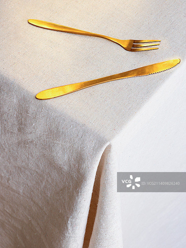 白色桌面上摆放着的西餐餐具刀叉图片素材