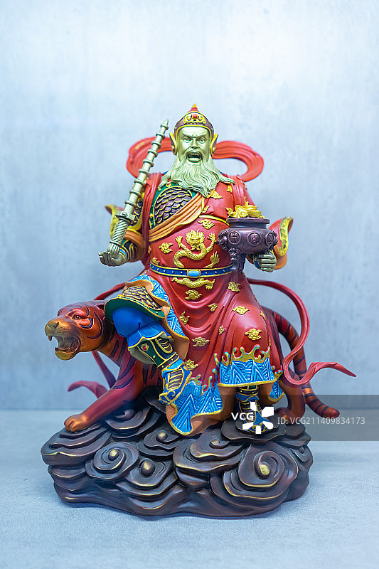 中国传统文化拍摄主题，架子上传统神话人物主题的手工艺品，微笑的五路财神财神爷，室内无人图像摄影图片素材