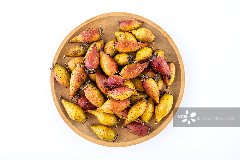 一碟新鲜中草材金樱子图片素材