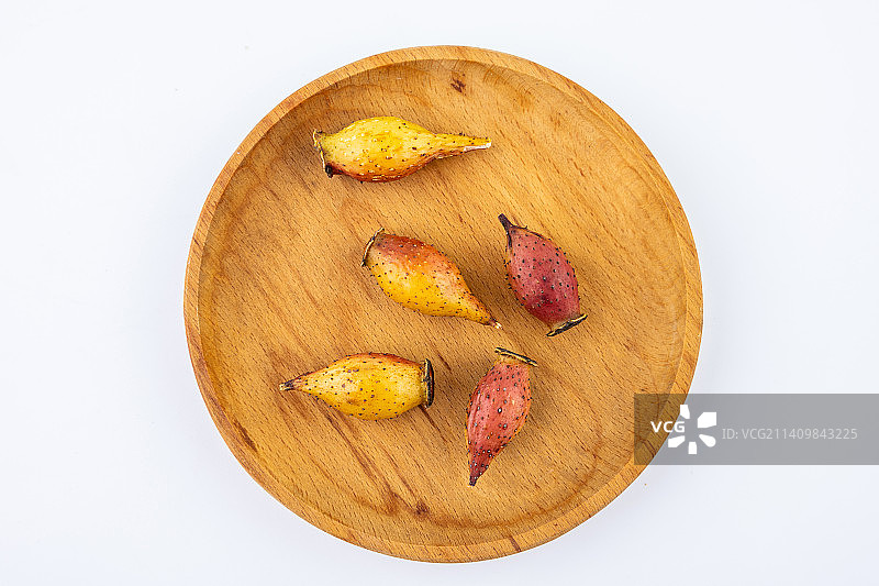 一碟新鲜中草材金樱子图片素材