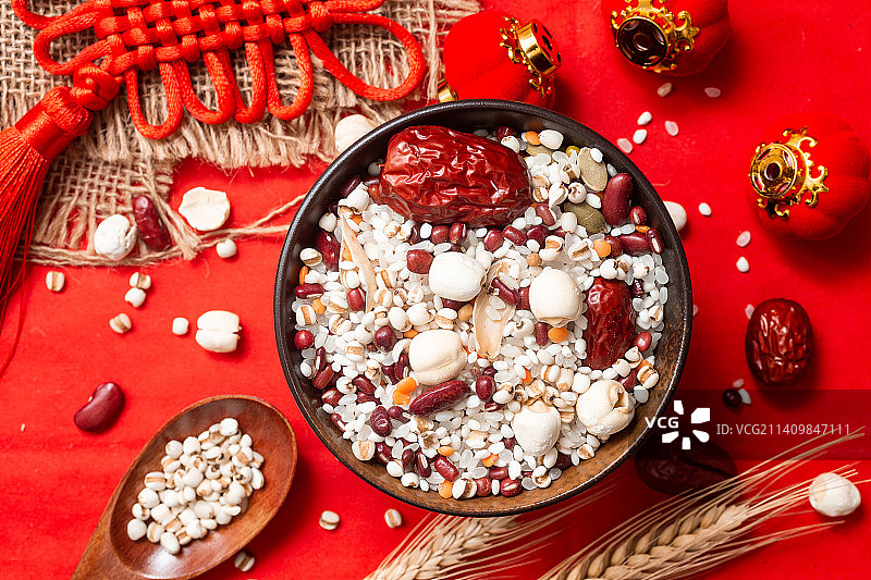 腊八节红色背景中腊八粥原材料图片素材