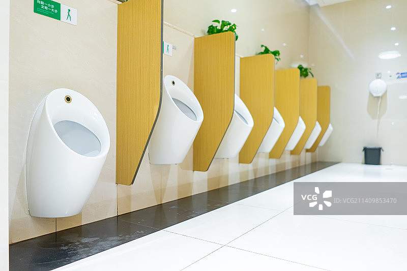 中国卫生间拍摄题材，公共厕所内部空间和白色的马桶设备用品，室内无人图像摄影图片素材