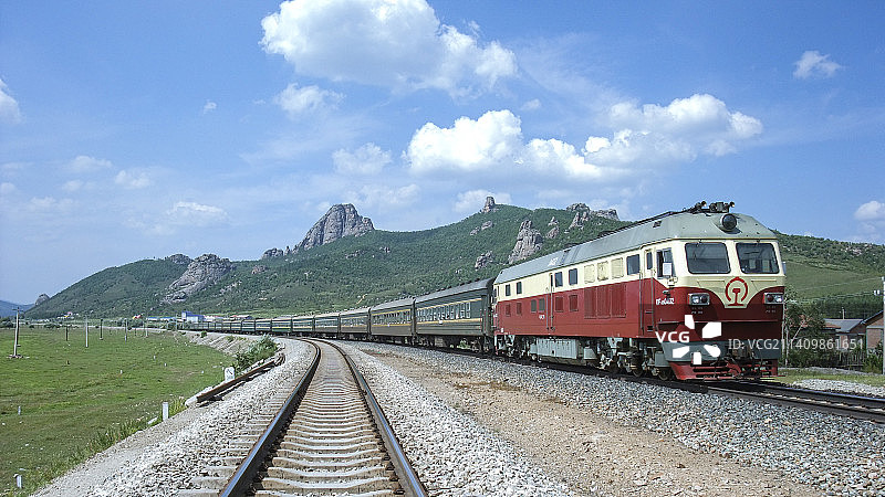 满洲里-绥芬河4192次通过滨洲线K477巴林大弯道图片素材