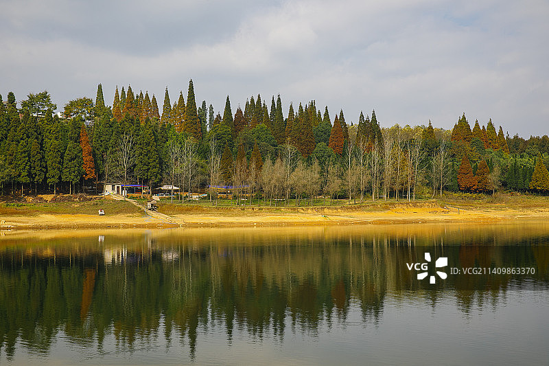 中国贵州贵阳市清镇市红枫湖景区桃花岛露营基地、枫湖宿野露营地图片素材