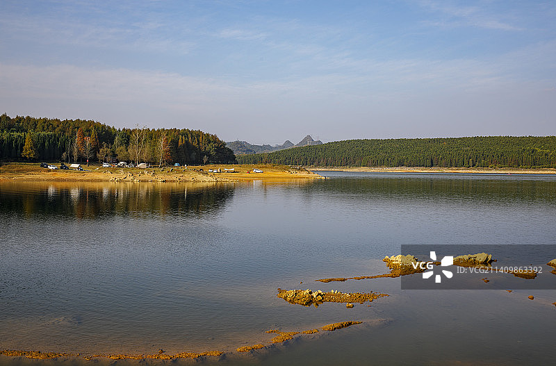 中国贵州贵阳市清镇市红枫湖景区桃花岛露营基地、枫湖宿野露营地图片素材