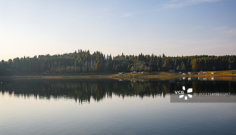 中国贵州贵阳市清镇市红枫湖景区桃花岛露营基地、枫湖宿野露营地图片素材