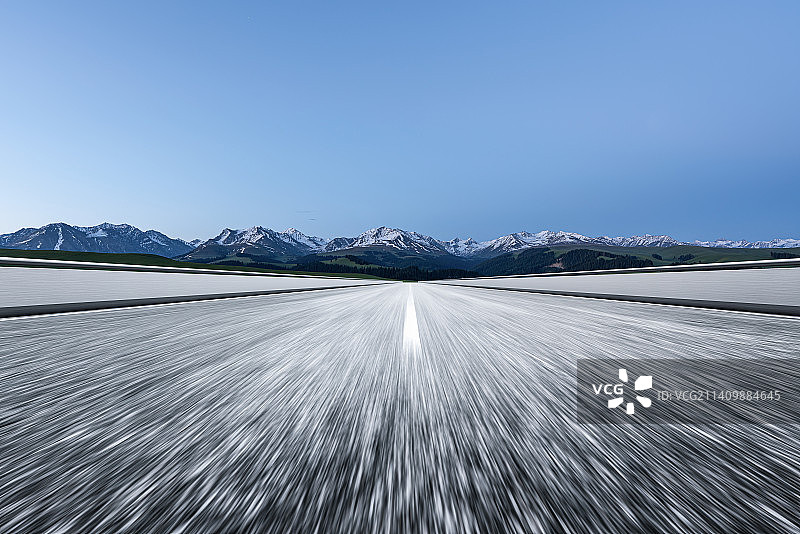 雪山草原自然风光与公路路面图片素材