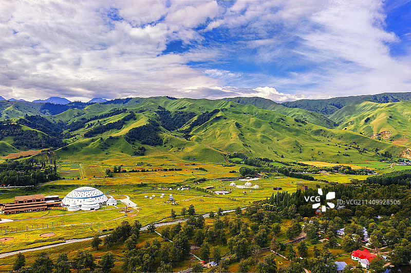 远眺那拉提河谷空中草原图片素材