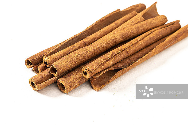白色背景上的桂皮（香桂）图片素材
