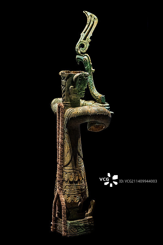 四川广汉三星堆遗址祭祀区出土小青铜立人图片素材