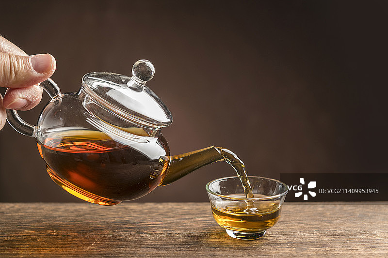 一壶普洱茶摆放在木桌面上特写图片素材