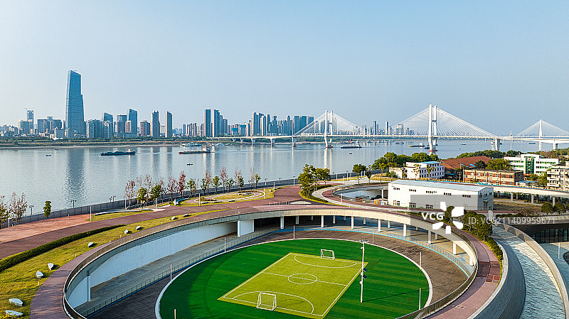 中国湖北武汉武昌江滩月亮湾城市阳台图片素材