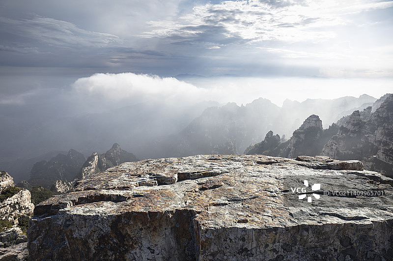 山顶岩石平台与户外自然风景，汽车广告背景图图片素材