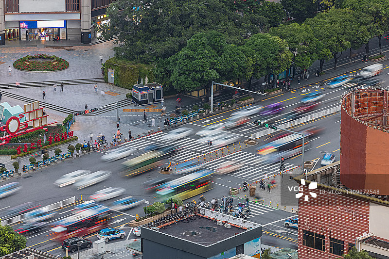 深圳华强北路口川流不息的车图片素材