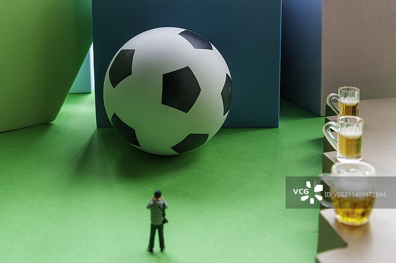 观看足球比赛图片素材
