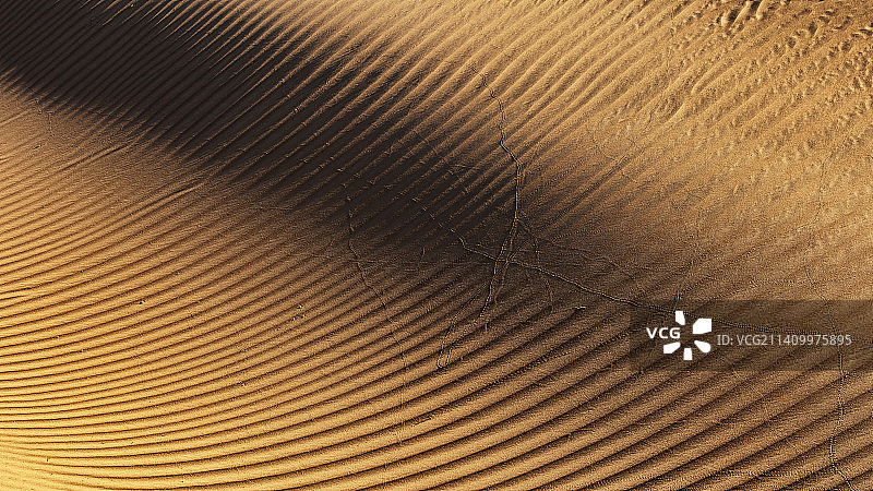 沙漠中的足迹图片素材