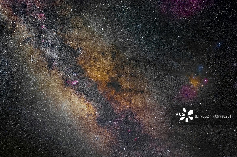 夜空中星星的低角度观察图片素材