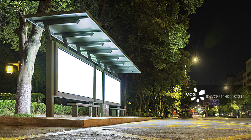 公交站台白色广告灯箱图片素材