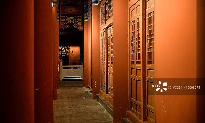 四川凉山州著名景点，德昌凤凰阁。夜间照明建筑物的低角度视图图片素材