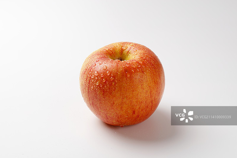 一个带水珠的苹果，在白色背景上图片素材