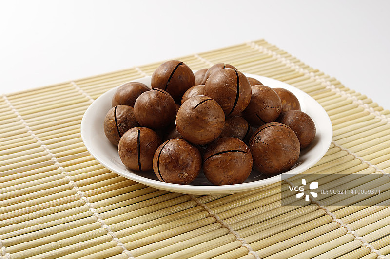 夏威夷果，澳洲坚果，澳洲胡桃，在竹帘上图片素材