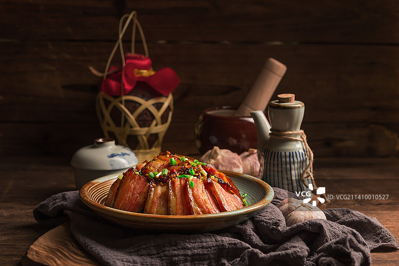一盘香辣的蒸腊肉图片素材