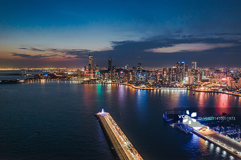 青岛市南区CBD建筑群海岸线夜景图片素材