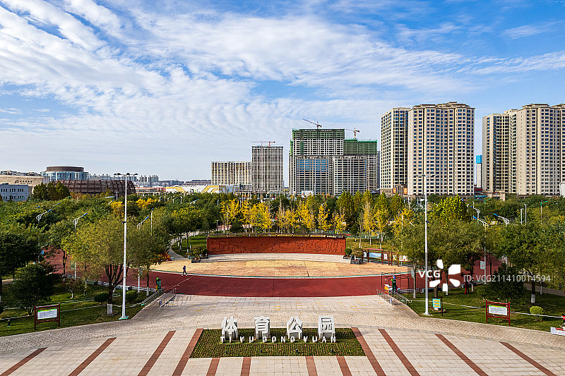 亚洲中国山西运城市盐湖区体育公园秋景图片素材