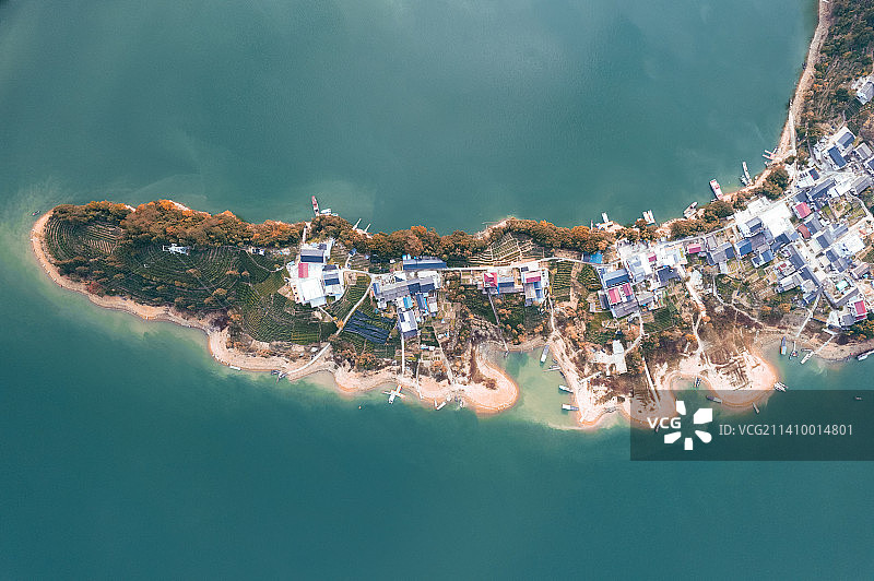 航拍视角下的小岛图片素材