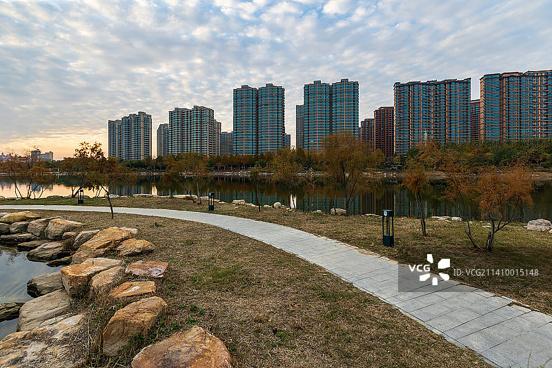 亚洲中国山西运城禹都公园秋景图片素材