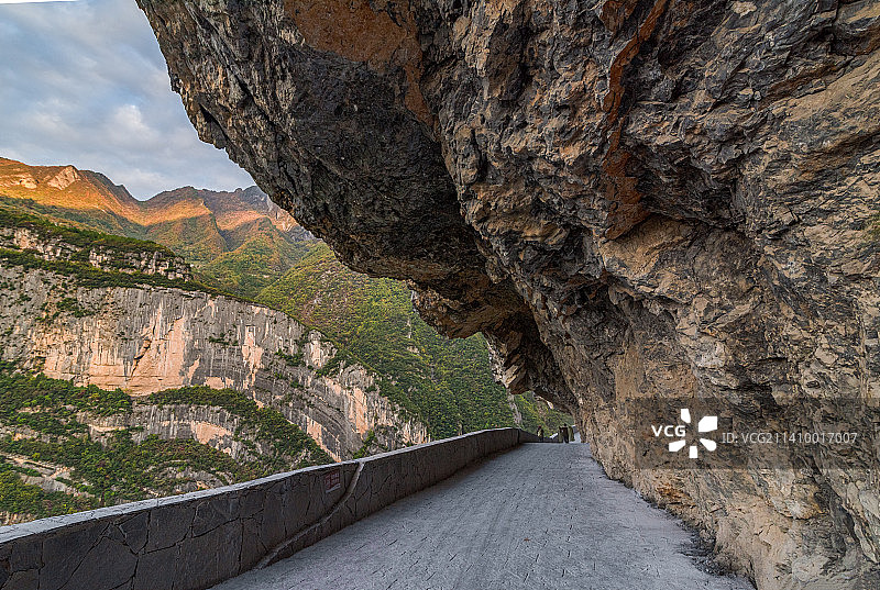 重庆巫溪兰英大峡谷挂壁公路图片素材