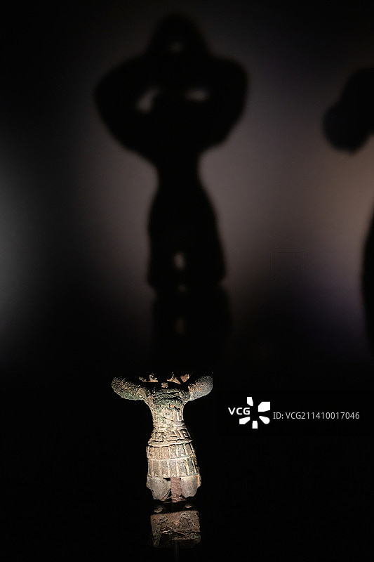 四川广汉三星堆遗址博物馆藏祭祀人像图片素材