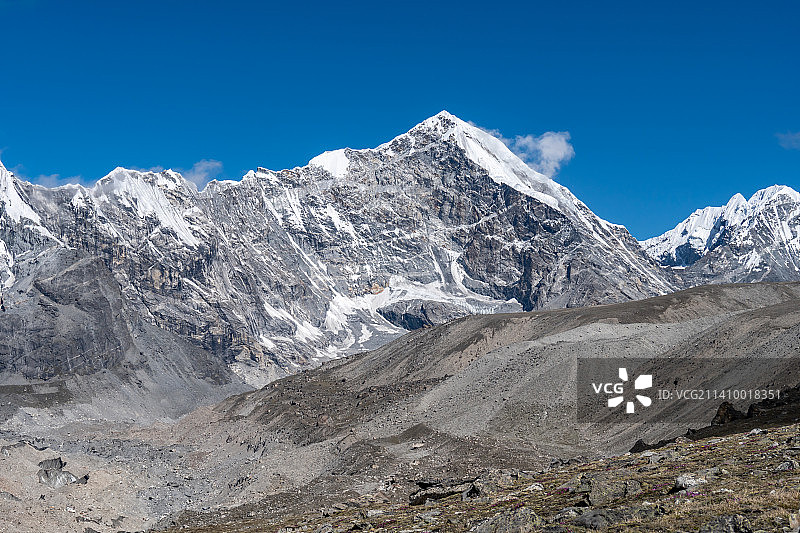 雪山背靠蓝天图片素材